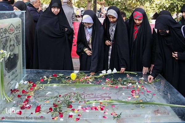 مراسم عطرافشانی وغبارروبی قبورمطهرگلزار شهدا