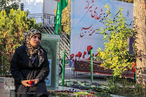 مراسم عطرافشانی وغبارروبی قبورمطهرگلزار شهدا