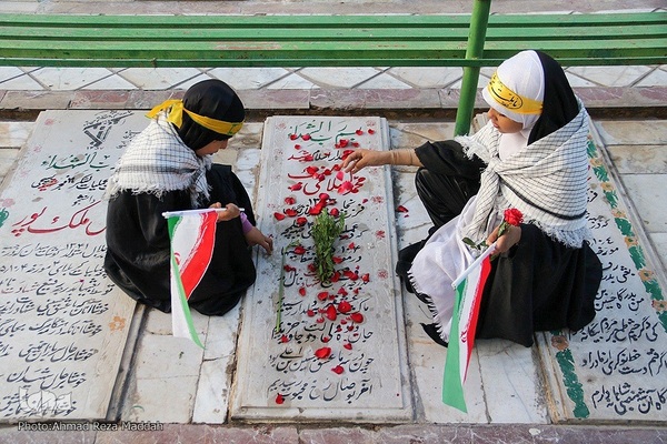 مراسم عطرافشانی وغبارروبی قبورمطهرگلزار شهدا