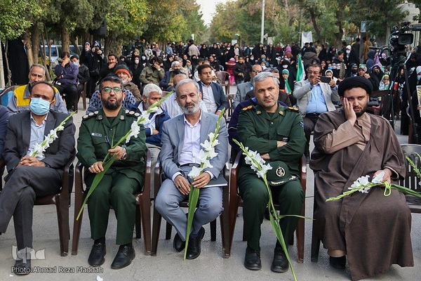 مراسم عطرافشانی وغبارروبی قبورمطهرگلزار شهدا