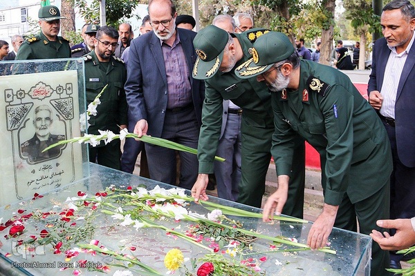 مراسم عطرافشانی وغبارروبی قبورمطهرگلزار شهدا