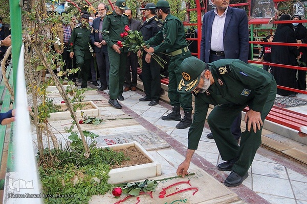 مراسم عطرافشانی وغبارروبی قبورمطهرگلزار شهدا