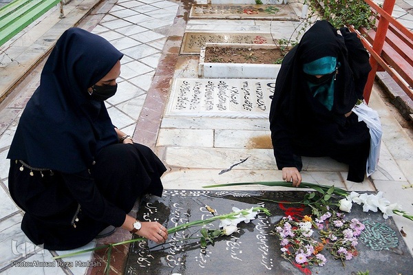 مراسم عطرافشانی وغبارروبی قبورمطهرگلزار شهدا