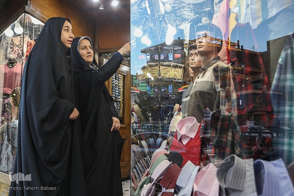 خانم عبداللهی می‌گوید کمتر وقت می‌کند با پریناز به خرید برود