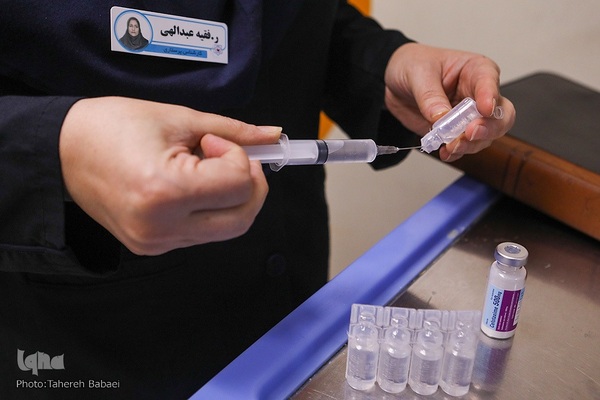 در حال آماده کردن داروهای بیماران