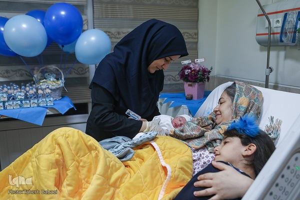 کمک و راهنمایی مادرها یکی از وظایف پرستاران است