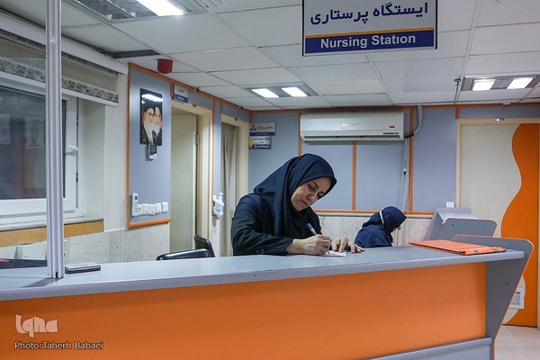 خانم فقیه‌عبداللهی در حال نوشتن شرح حال بیماران