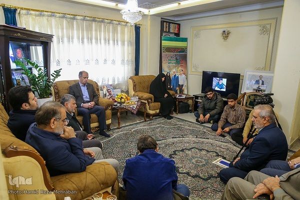 دیدار جامعه قرآنی با خانواده شهیدان محمد صالحه و زهرا حسنی سعدی