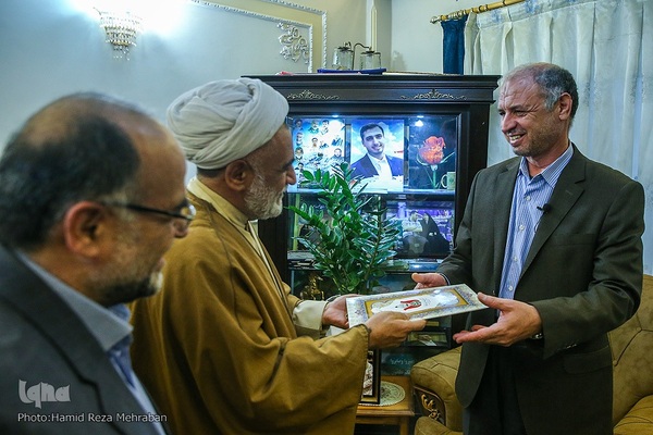 دیدار جامعه قرآنی با خانواده شهیدان محمد صالحه و زهرا حسنی سعدی