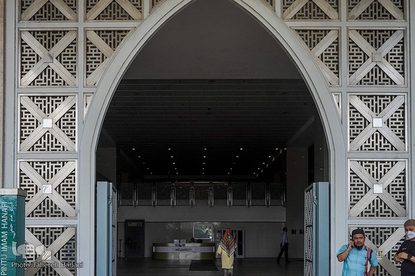 مسجد نقره‌فام مالزی؛ سازه‌ای آهنین