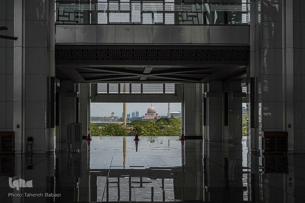 مسجد نقره‌فام مالزی؛ سازه‌ای آهنین