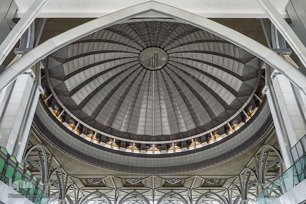 مسجد نقره‌فام مالزی؛ سازه‌ای آهنین