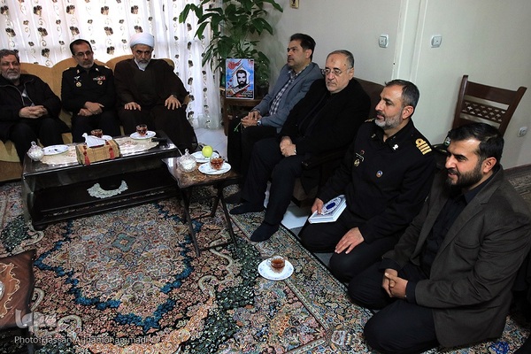 دیدار نمایندگان جامعه قرآنی با خانواده ناخدا سوم شهید علی اصغر سلیمانی، از شهدای قرآنی نیروی دریایی ارتش