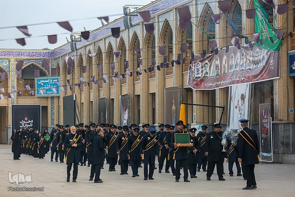 برافراشتن پرچم عزای فاطمی برفراز گنبد شاهچراغ(ع)