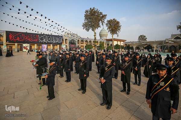 برافراشتن پرچم عزای فاطمی برفراز گنبد شاهچراغ(ع)