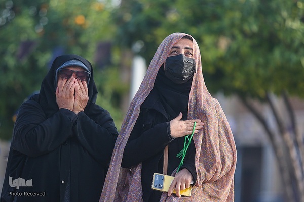 برافراشتن پرچم عزای فاطمی برفراز گنبد شاهچراغ(ع)