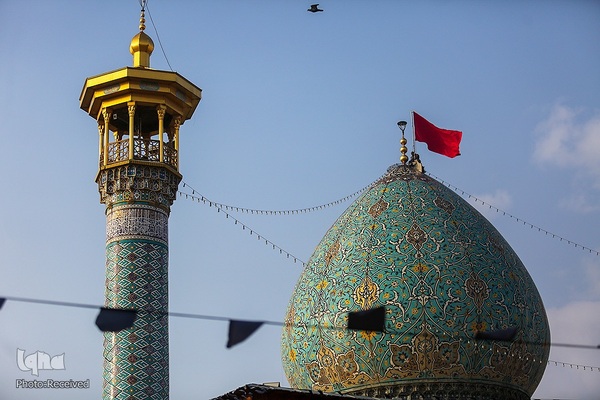 برافراشتن پرچم عزای فاطمی برفراز گنبد شاهچراغ(ع)