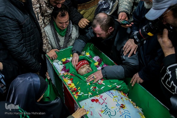 وداع با پیکر مطهر شهید مدافع امنیت طلبه بسیجی حسن مختار‌زاده