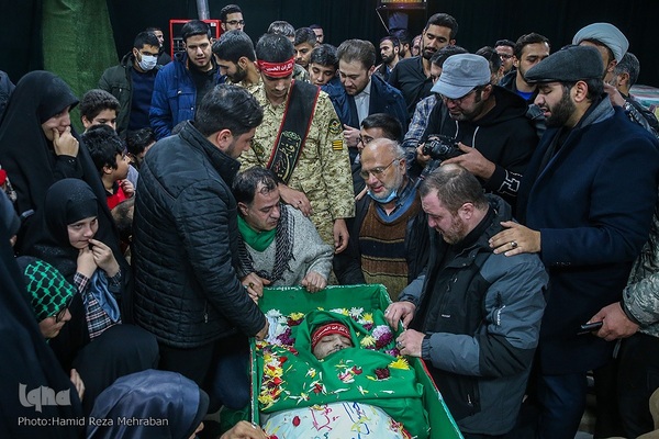 وداع با پیکر مطهر شهید مدافع امنیت طلبه بسیجی حسن مختار‌زاده