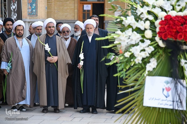 گلباران مقبره شهید دستغیب‎‎