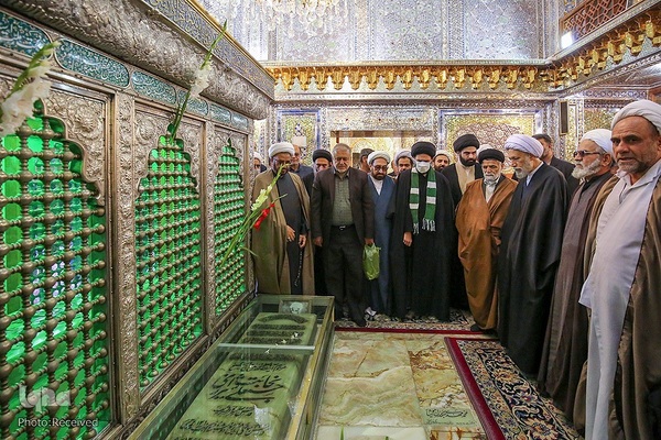 گلباران مقبره شهید دستغیب‎‎