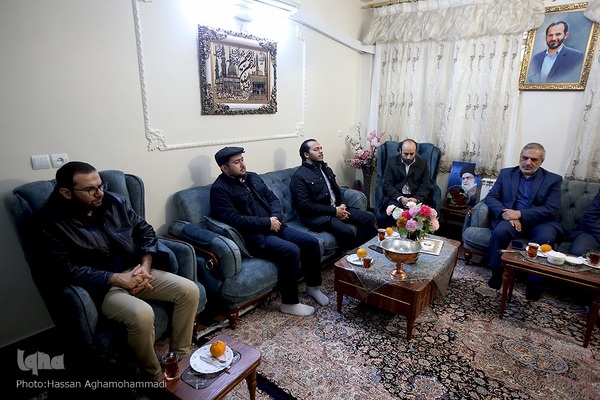 دیدار جمعی از نمایندگان جامعه قرآنی با خانواده شهید حمیدرضا اسداللهی، از شهدای مدافع حرم در حلب سوریه