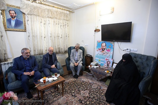 دیدار جمعی از نمایندگان جامعه قرآنی با خانواده شهید حمیدرضا اسداللهی، از شهدای مدافع حرم در حلب سوریه