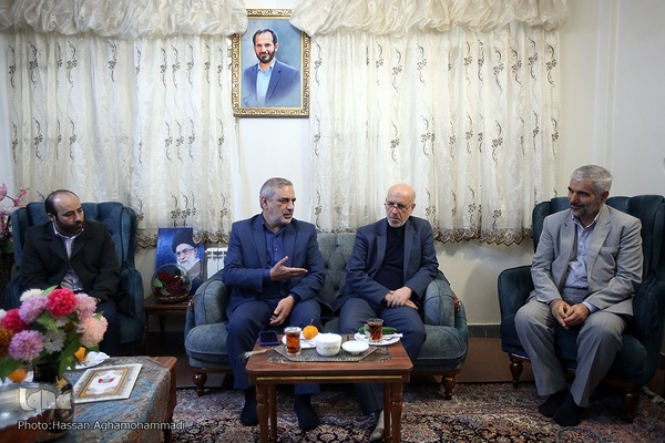 دیدار جمعی از نمایندگان جامعه قرآنی با خانواده شهید حمیدرضا اسداللهی، از شهدای مدافع حرم در حلب سوریه