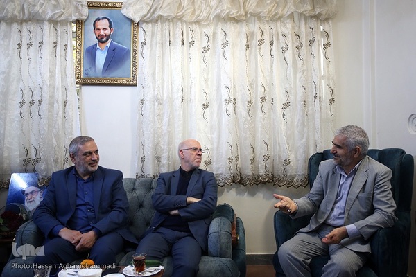 دیدار جمعی از نمایندگان جامعه قرآنی با خانواده شهید حمیدرضا اسداللهی، از شهدای مدافع حرم در حلب سوریه