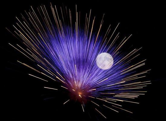 ماه کامل معروف به ماه خاویاری، آخرین ابرماه سال 2022 پشت آتش بازی در مالت دیده می شود.