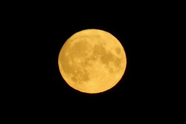 طلوع ماه کامل که در زبان عامیانه به عنوان ابرماه خاویاری شناخته می شود در لهستان 