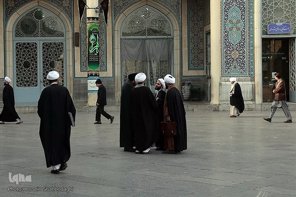 مباحثه طلاب و دانشجویان در حرم حضرت معصومه
