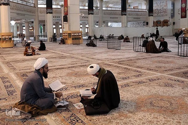 مباحثه طلاب و دانشجویان در حرم حضرت معصومه