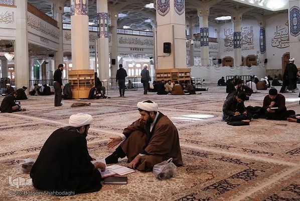 مباحثه طلاب و دانشجویان در حرم حضرت معصومه
