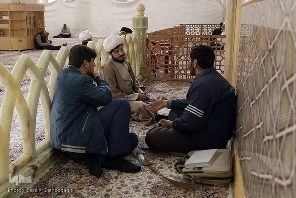 مباحثه طلاب و دانشجویان در حرم حضرت معصومه