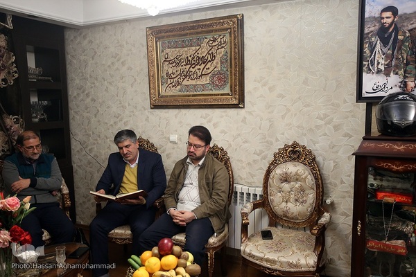 دیدار جمعی از پیشکسوتان و اساتید جامعه قرآنی با خانواده شهید حسین معزغلامی، از شهدای قرآنی مدافع حرم