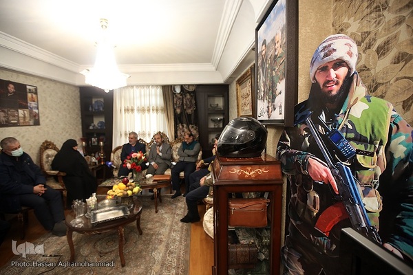 دیدار جمعی از پیشکسوتان و اساتید جامعه قرآنی با خانواده شهید حسین معزغلامی، از شهدای قرآنی مدافع حرم