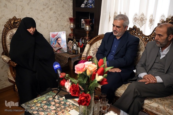 دیدار جمعی از پیشکسوتان و اساتید جامعه قرآنی با خانواده شهید حسین معزغلامی، از شهدای قرآنی مدافع حرم