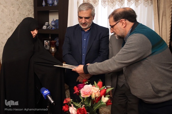 تجلیل از مادر شهید حسین معزغلامی، از شهدای قرآنی مدافع حرم