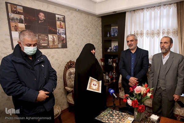 دیدار جمعی از پیشکسوتان و اساتید جامعه قرآنی با خانواده شهید حسین معزغلامی، از شهدای قرآنی مدافع حرم