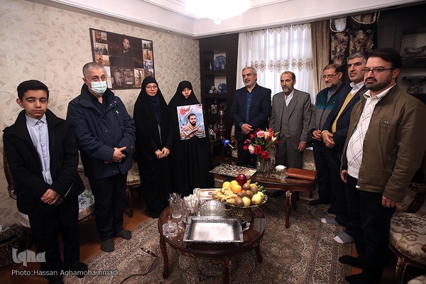 دیدار جمعی از پیشکسوتان و اساتید جامعه قرآنی با خانواده شهید حسین معزغلامی، از شهدای قرآنی مدافع حرم