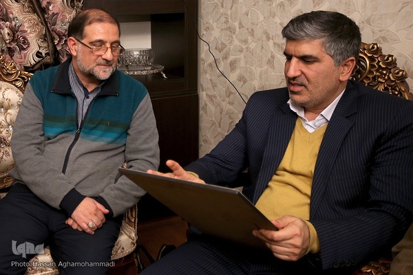 دیدار جمعی از پیشکسوتان و اساتید جامعه قرآنی با خانواده شهید حسین معزغلامی، از شهدای قرآنی مدافع حرم