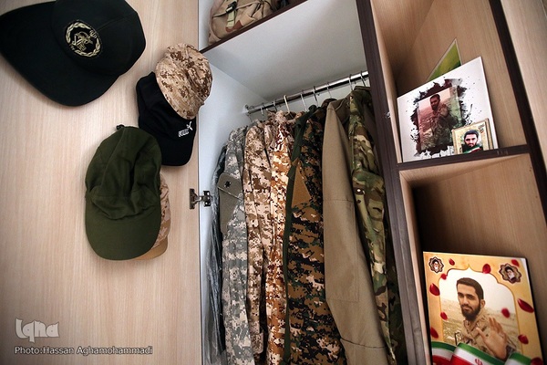 دیدار جمعی از پیشکسوتان و اساتید جامعه قرآنی با خانواده شهید حسین معزغلامی، از شهدای قرآنی مدافع حرم