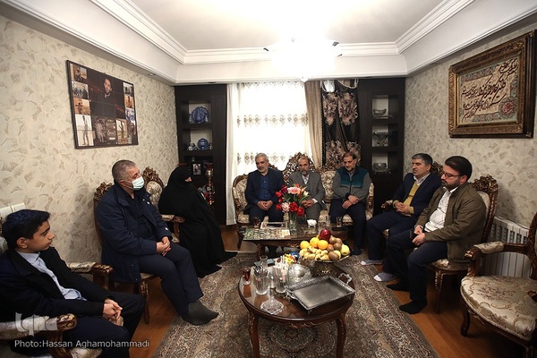 دیدار جمعی از پیشکسوتان و اساتید جامعه قرآنی با خانواده شهید حسین معزغلامی، از شهدای قرآنی مدافع حرم