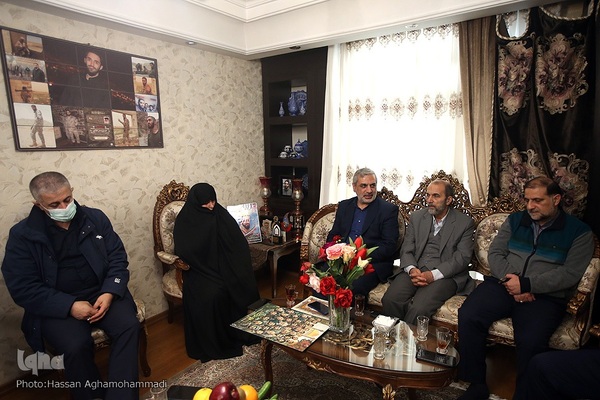 دیدار جمعی از پیشکسوتان و اساتید جامعه قرآنی با خانواده شهید حسین معزغلامی، از شهدای قرآنی مدافع حرم