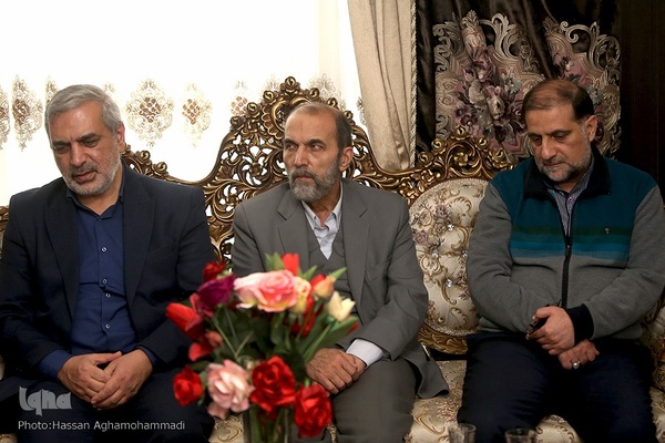 دیدار جمعی از پیشکسوتان و اساتید جامعه قرآنی با خانواده شهید حسین معزغلامی، از شهدای قرآنی مدافع حرم