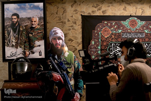 دیدار جمعی از پیشکسوتان و اساتید جامعه قرآنی با خانواده شهید حسین معزغلامی، از شهدای قرآنی مدافع حرم