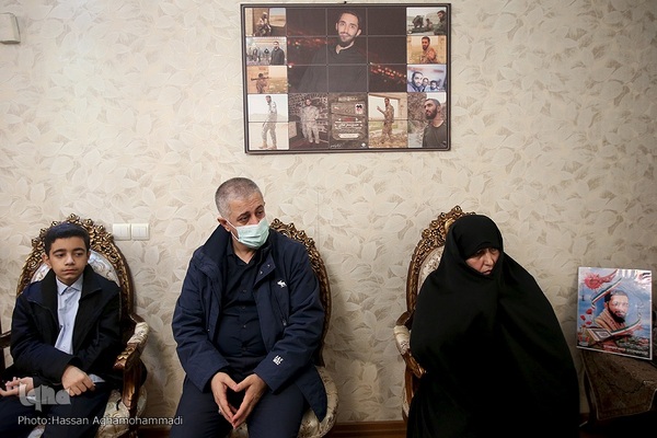 دیدار جمعی از پیشکسوتان و اساتید جامعه قرآنی با خانواده شهید حسین معزغلامی، از شهدای قرآنی مدافع حرم
