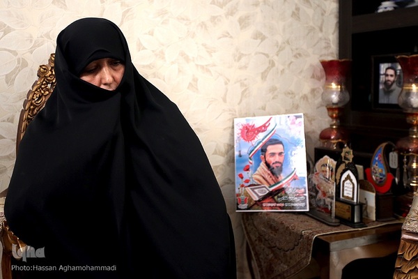 مادر شهید حسین معزغلامی، از شهدای قرآنی مدافع حرم