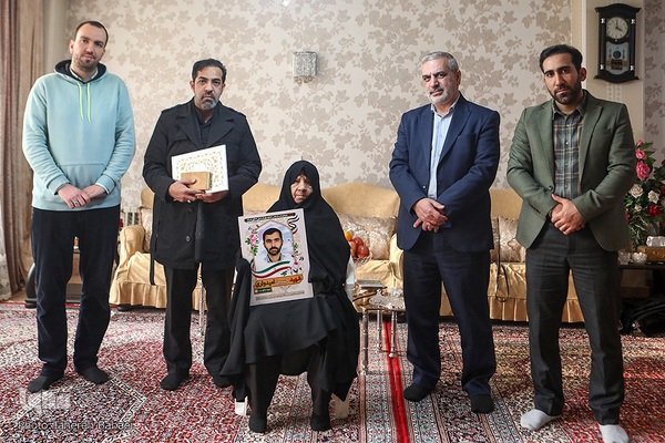 دیدار نمایندگان جامعه قرآنی با خانواده شهید حسین امیدواری